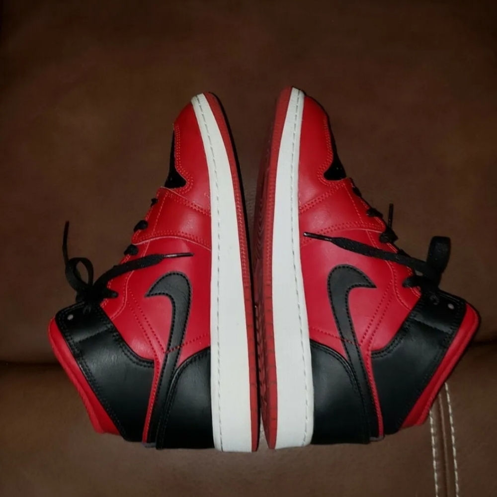 Nike Air Jordan 1 Mid Gym Red Banned Bred Shoes 554725-074 - Size 6Y - Picture 6 of 12
